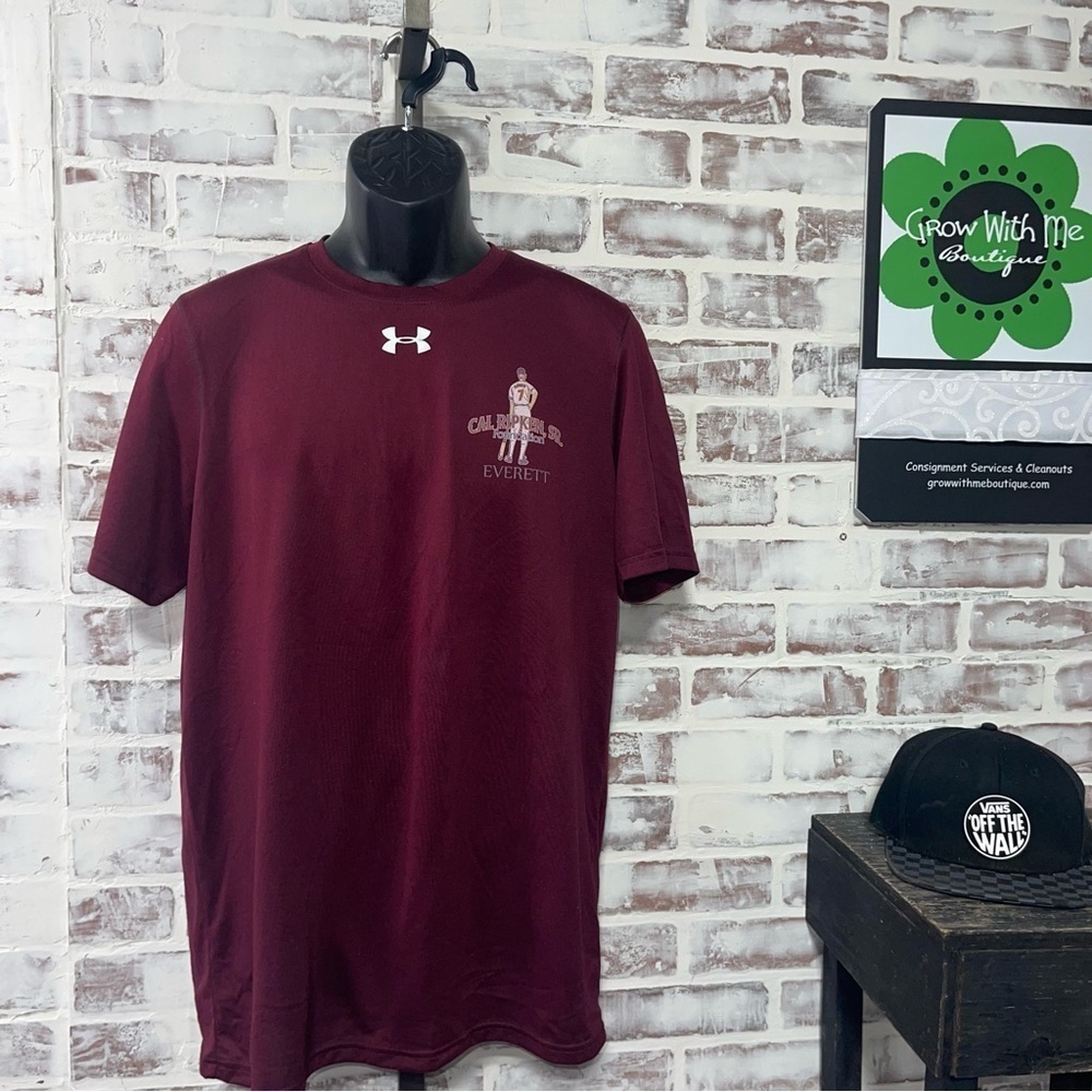 Under Armour Men's Maroon T-Shirt loose fit